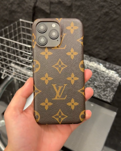 路易威登皮質半包手機殼